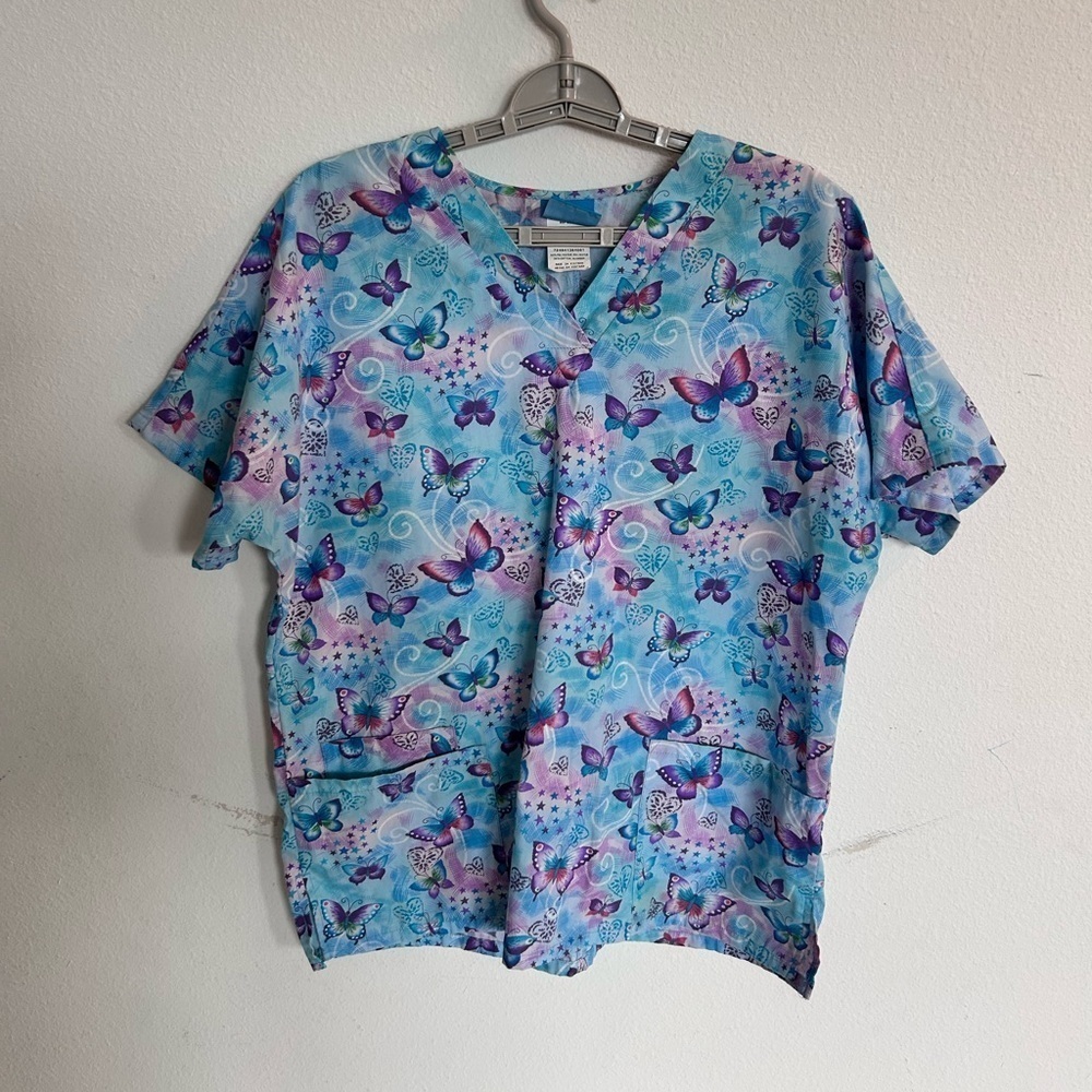 ❤️5 For $20❤️ H. Q. Scrubs Women’s Butterfly Top

Size M